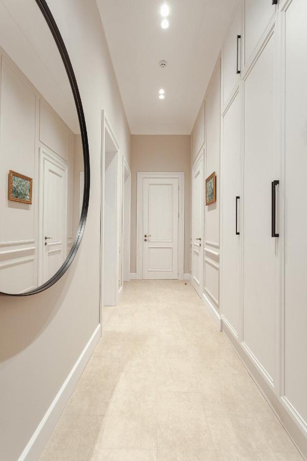 New! Luxury Apartment In The Center Of Odessa Overlooking Deribasovskaya Str. Low Price! מראה חיצוני תמונה