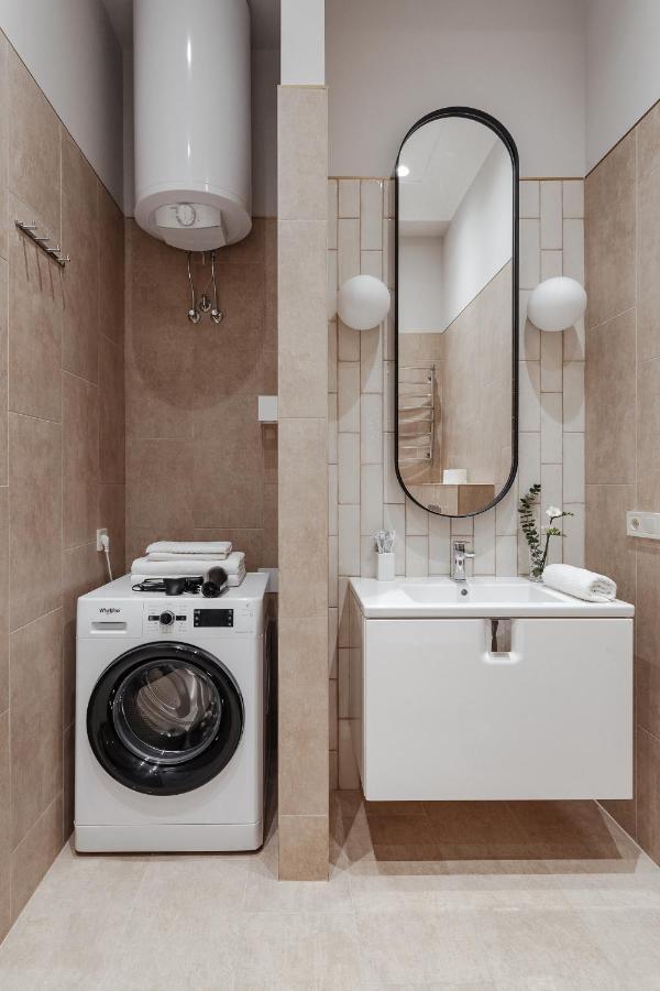 New! Luxury Apartment In The Center Of Odessa Overlooking Deribasovskaya Str. Low Price! מראה חיצוני תמונה