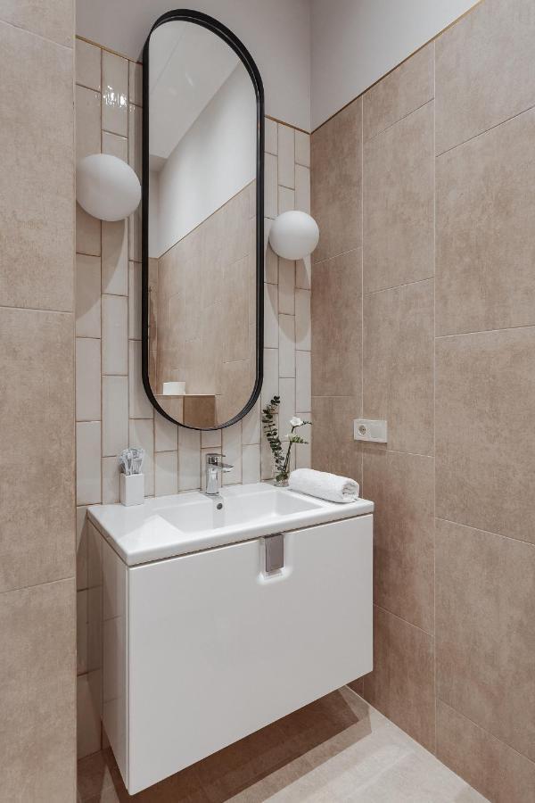 New! Luxury Apartment In The Center Of Odessa Overlooking Deribasovskaya Str. Low Price! מראה חיצוני תמונה
