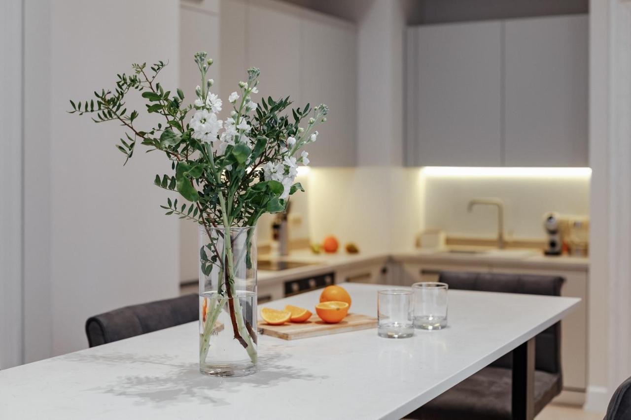 New! Luxury Apartment In The Center Of Odessa Overlooking Deribasovskaya Str. Low Price! מראה חיצוני תמונה