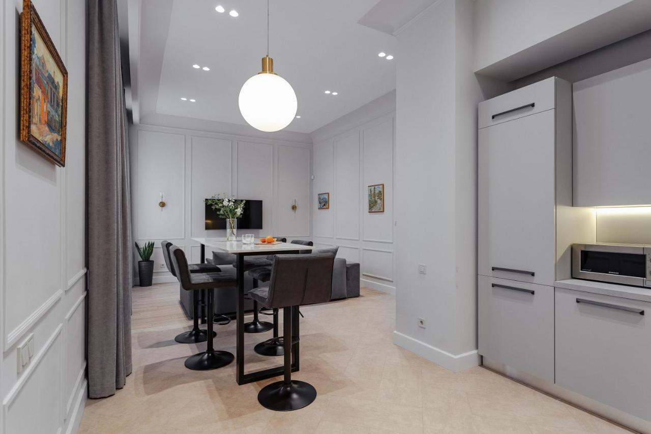 New! Luxury Apartment In The Center Of Odessa Overlooking Deribasovskaya Str. Low Price! מראה חיצוני תמונה