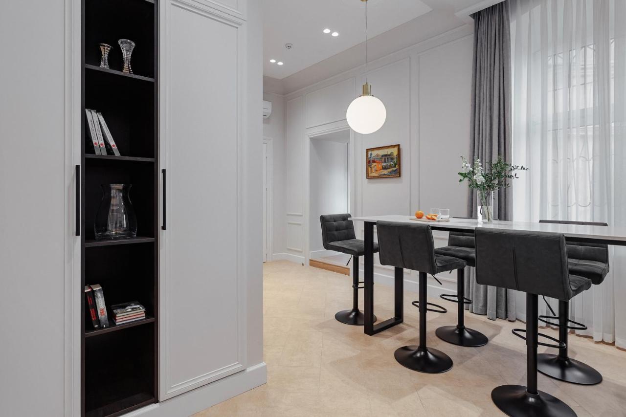 New! Luxury Apartment In The Center Of Odessa Overlooking Deribasovskaya Str. Low Price! מראה חיצוני תמונה