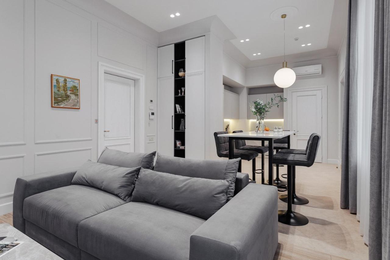 New! Luxury Apartment In The Center Of Odessa Overlooking Deribasovskaya Str. Low Price! מראה חיצוני תמונה