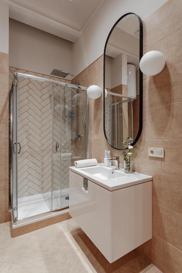 New! Luxury Apartment In The Center Of Odessa Overlooking Deribasovskaya Str. Low Price! מראה חיצוני תמונה