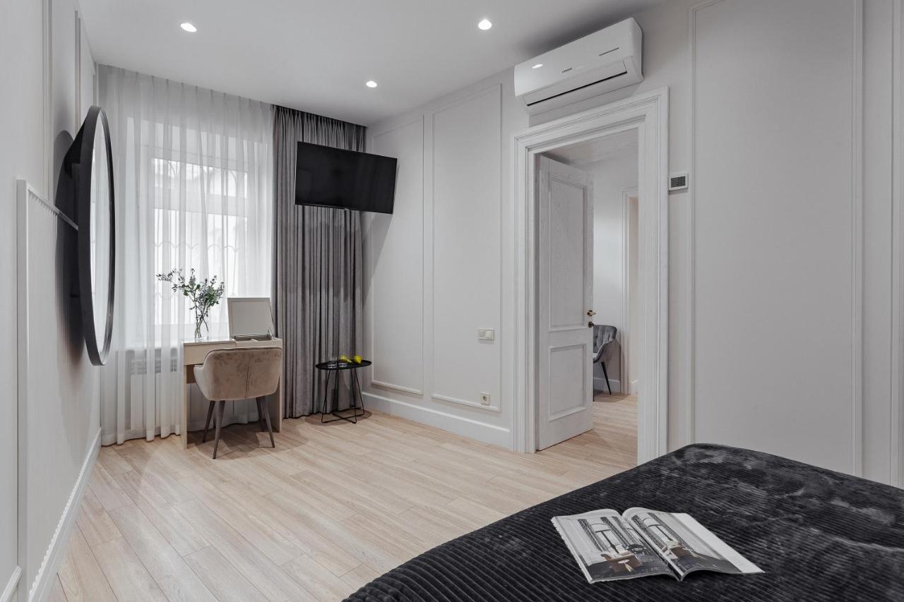 New! Luxury Apartment In The Center Of Odessa Overlooking Deribasovskaya Str. Low Price! מראה חיצוני תמונה