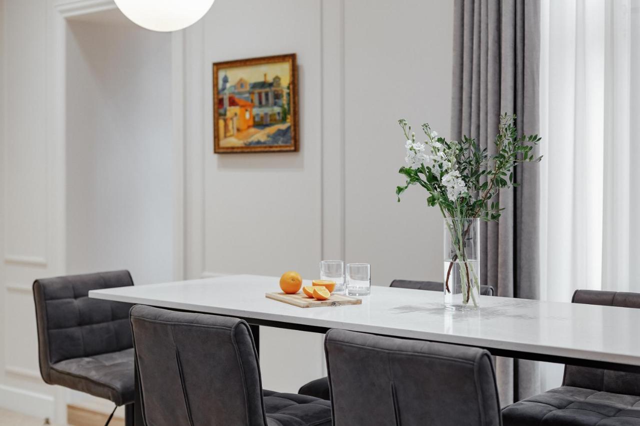New! Luxury Apartment In The Center Of Odessa Overlooking Deribasovskaya Str. Low Price! מראה חיצוני תמונה